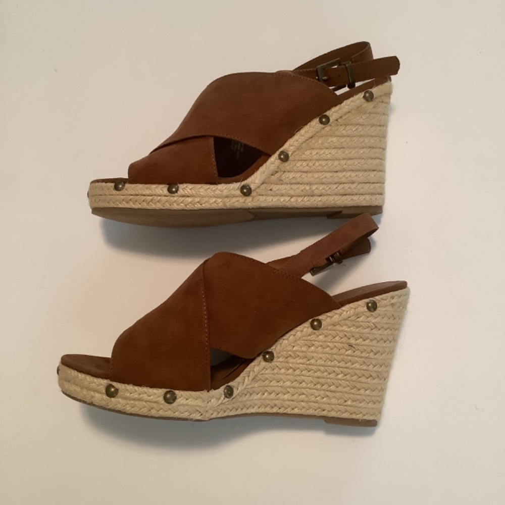 Stuart Madeline All Man Made Materials Faux Suede Wedge Sandals Tan Size 11 NWOT - Picture 2 of 7